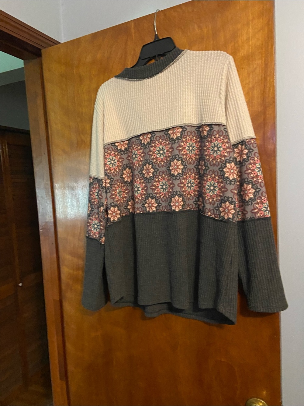 Colorblock Waffle Knit Henley with Floral Band - Picture 2 of 3
